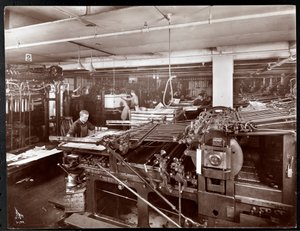 1913年、ニューヨークのマッコール出版社のプレスルーム（銀ゼラチンプリント）